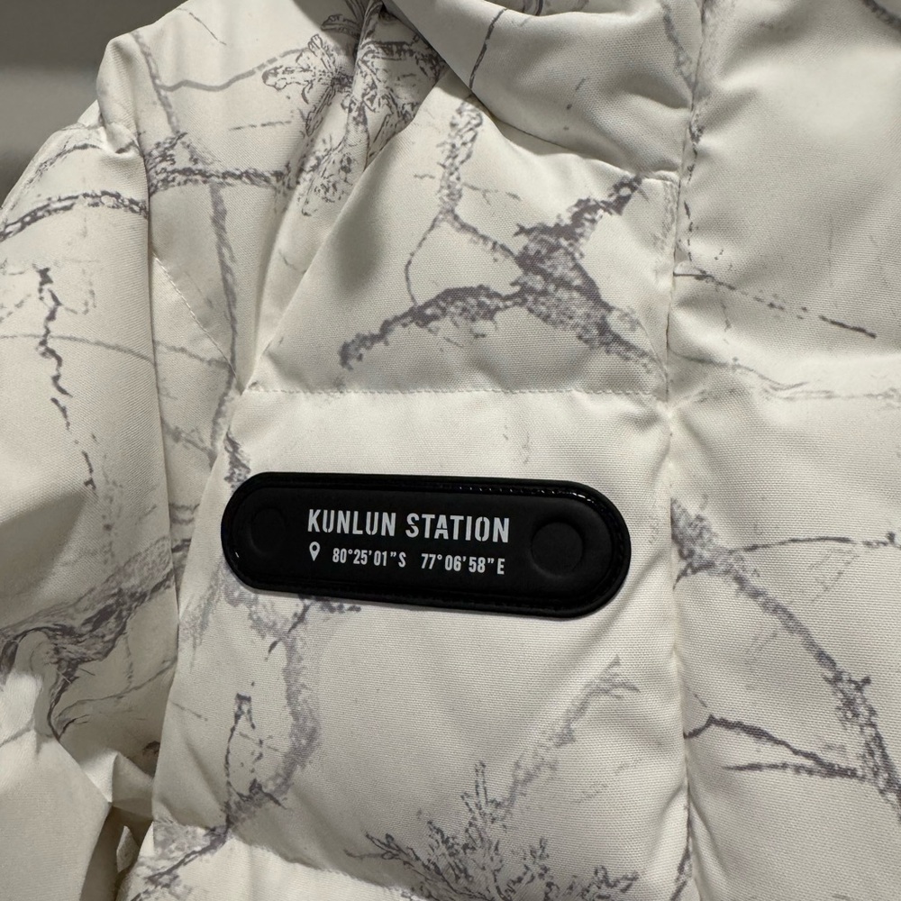 Stylish White Ski Jacket with Black Accents - Picture 4 of 9
